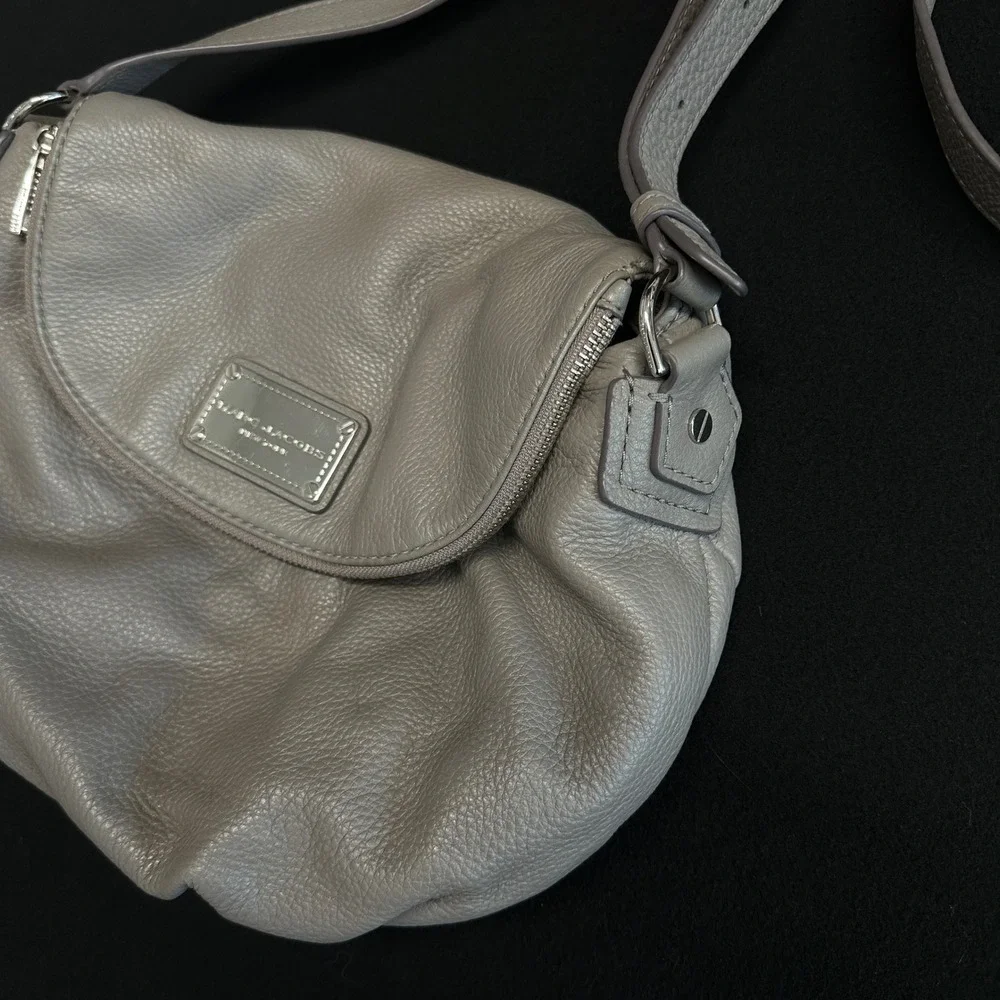 Marc Jacobs Grey Pebbled Leather Crossbody Bag Silver Logo Plaque Slouchy Hobo